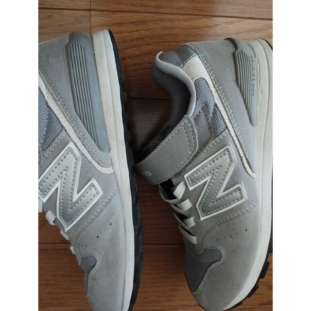 New Balance(ニューバランス)のNew Balanceスニーカー　グレー キッズ/ベビー/マタニティのキッズ靴/シューズ(15cm~)(スニーカー)の商品写真