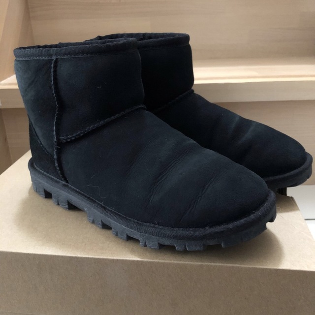 美品 UGG エッセンシャルミニ 本革 スエード ムートン ボアブーツ 23cm