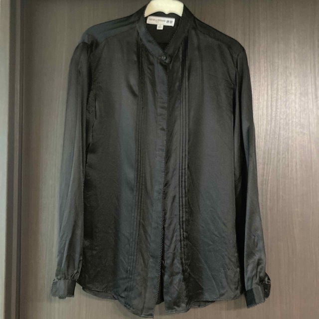 UNIQLO(ユニクロ)のユニクロ　スタンドカラーシルクブラウス　黒 レディースのトップス(シャツ/ブラウス(長袖/七分))の商品写真