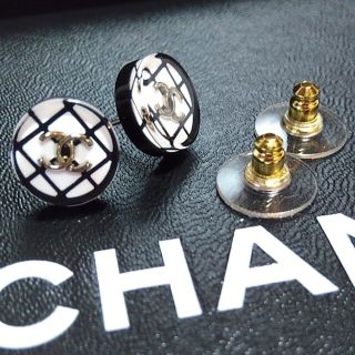 シャネル(CHANEL)の美品シャネル❤　2019 ピアス　チェック　マトラッセ(ピアス)