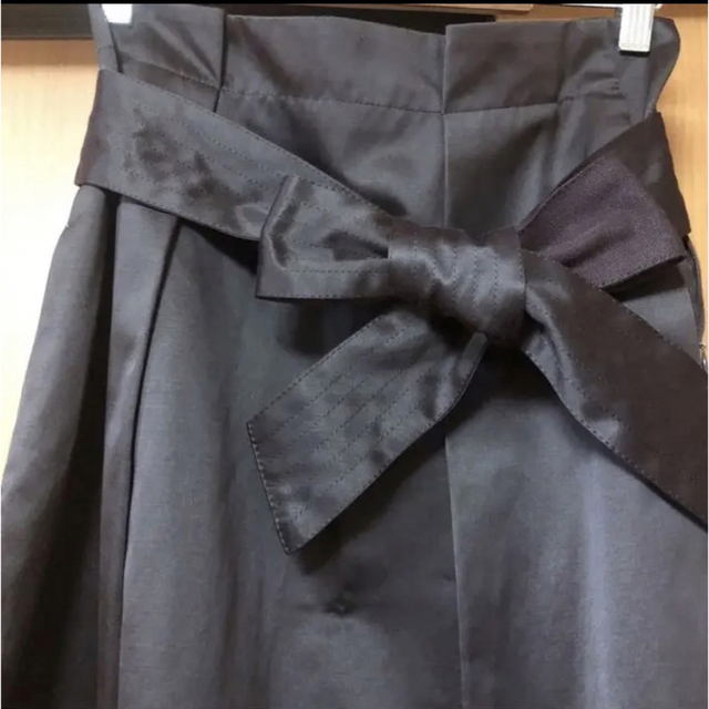 TOMORROWLAND(トゥモローランド)のシャイニーツイルブラウン  タックフレアスカート レディースのスカート(ロングスカート)の商品写真