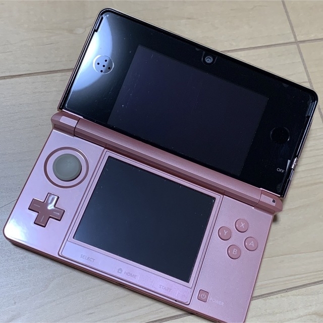 ニンテンドー3DS(ニンテンドー3DS)のニンテンドー3DS 本体　ピンク エンタメ/ホビーのゲームソフト/ゲーム機本体(携帯用ゲーム機本体)の商品写真