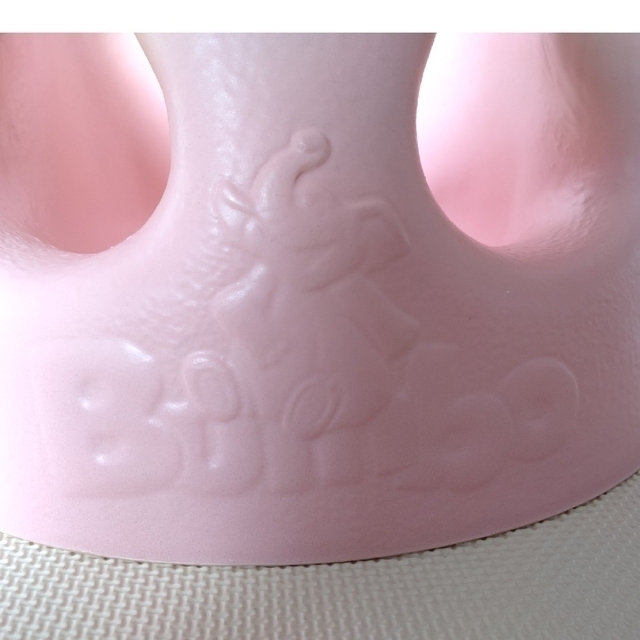 Bumbo(バンボ)のBumbo　バンボ　薄ピンク キッズ/ベビー/マタニティの寝具/家具(その他)の商品写真