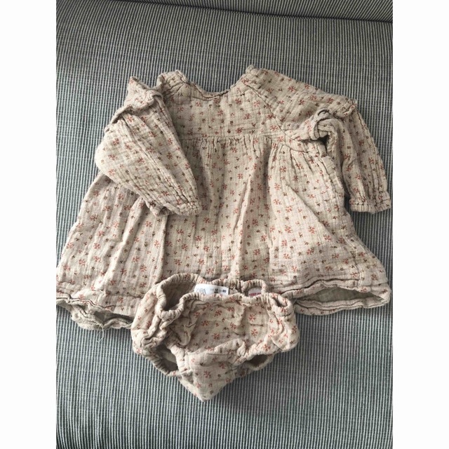 ZARA KIDS(ザラキッズ)のzarakids 小花柄ブラウス　セット キッズ/ベビー/マタニティのベビー服(~85cm)(ワンピース)の商品写真