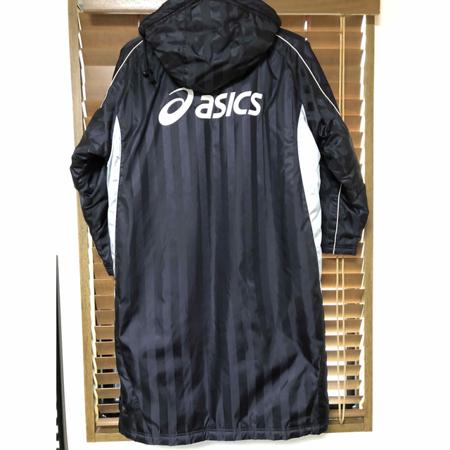 asics(アシックス)のアシックス　バックロゴがカッコいいベンチコート黒160 スポーツ/アウトドアのサッカー/フットサル(ウェア)の商品写真