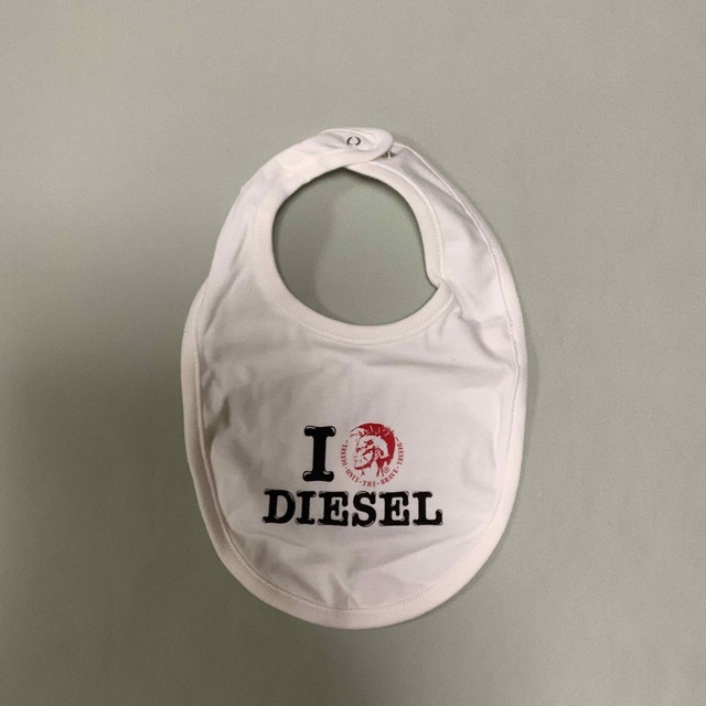 DIESEL(ディーゼル)の洗練されたデザイン　DIESEL　KIDS　ベビーギフトセット　ロゴ　3M キッズ/ベビー/マタニティのベビー服(~85cm)(ロンパース)の商品写真