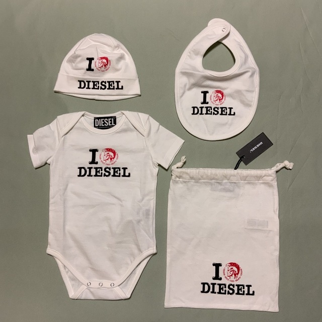 DIESEL(ディーゼル)の洗練されたデザイン　DIESEL　KIDS　ベビーギフトセット　ロゴ　3M キッズ/ベビー/マタニティのベビー服(~85cm)(ロンパース)の商品写真