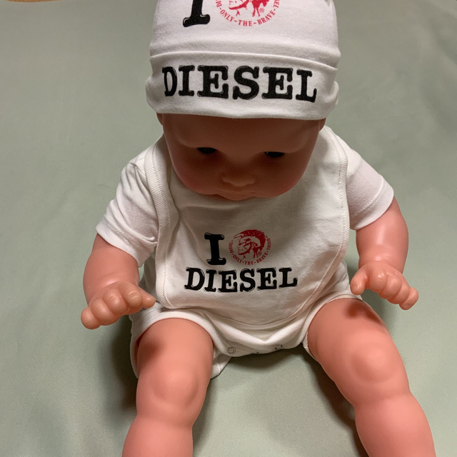 DIESEL(ディーゼル)の洗練されたデザイン　DIESEL　KIDS　ベビーギフトセット　ロゴ　3M キッズ/ベビー/マタニティのベビー服(~85cm)(ロンパース)の商品写真