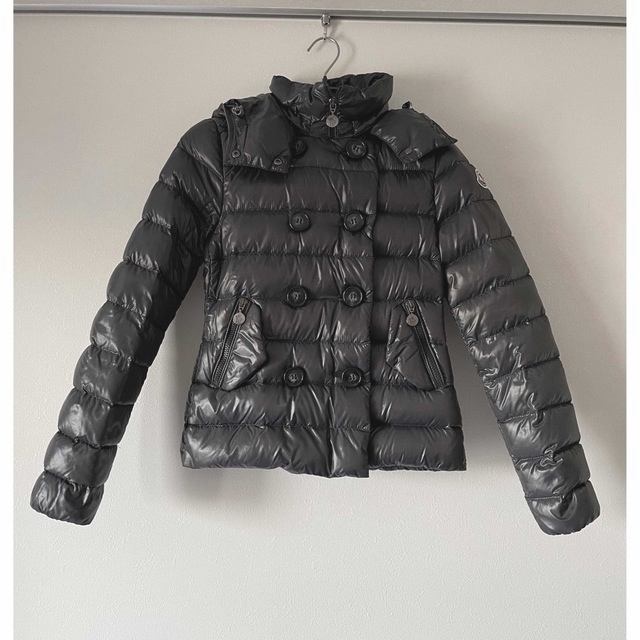 希少 黒入荷! MONCLER MONCLERレディース グレーショートダウン