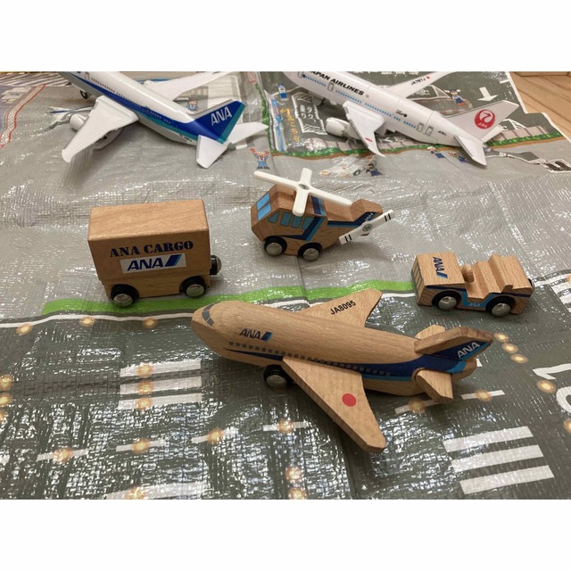 トミカ空港　飛行機　おもちゃ　まとめ売り！ キッズ/ベビー/マタニティのおもちゃ(電車のおもちゃ/車)の商品写真