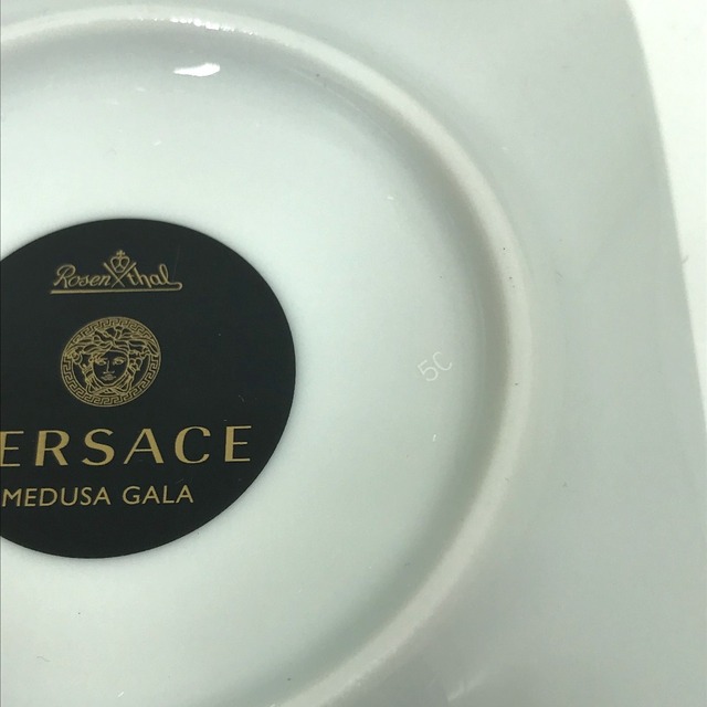 VERSACE(ヴェルサーチ)のヴェルサーチ VERSACE メデューサ スクエア プレート お皿 陶器 ホワイト×ゴールド 未使用 インテリア/住まい/日用品のキッチン/食器(食器)の商品写真