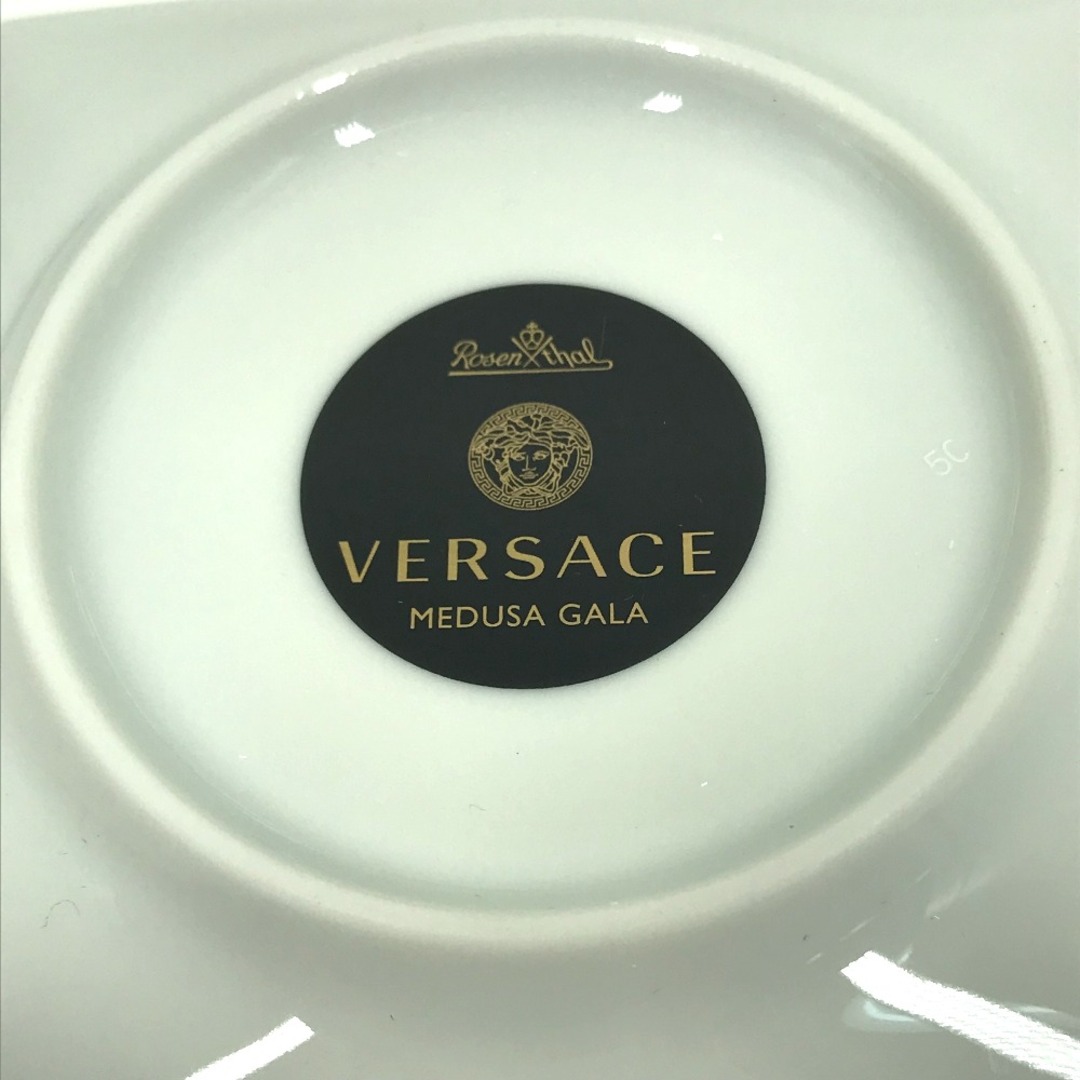 VERSACE(ヴェルサーチ)のヴェルサーチ VERSACE メデューサ スクエア プレート お皿 陶器 ホワイト×ゴールド 未使用 インテリア/住まい/日用品のキッチン/食器(食器)の商品写真