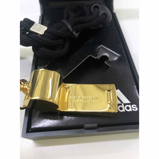 adidas(アディダス)のadidas ホイッスル(ゴールド) ケース付 スポーツ/アウトドアのサッカー/フットサル(その他)の商品写真