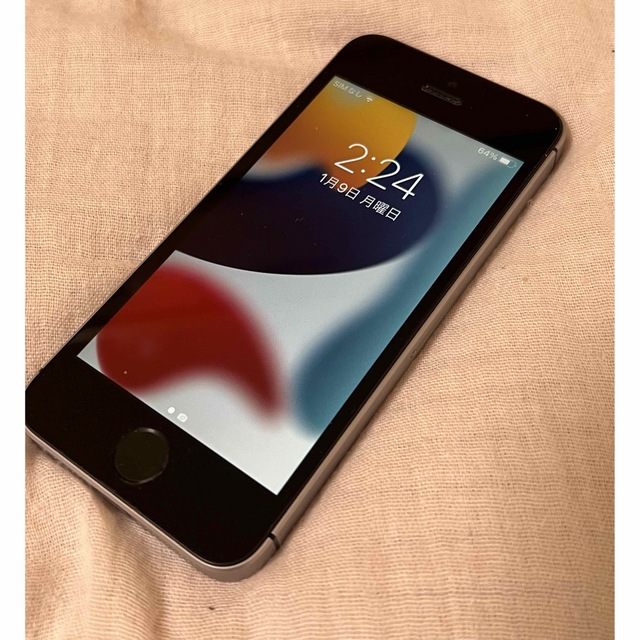 iPhone(アイフォーン)のiPhoneSE 第一世代 32GB SIMフリー　スペースグレイ スマホ/家電/カメラのスマートフォン/携帯電話(スマートフォン本体)の商品写真