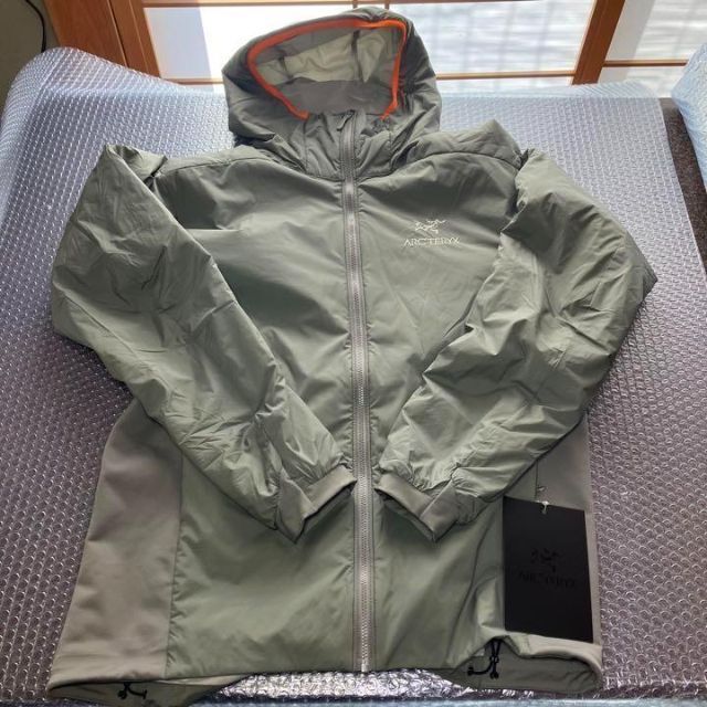 ARC'TERYX(アークテリクス)のアークテリクス アトムLTフーディ Lサイズ Forage メンズのジャケット/アウター(マウンテンパーカー)の商品写真