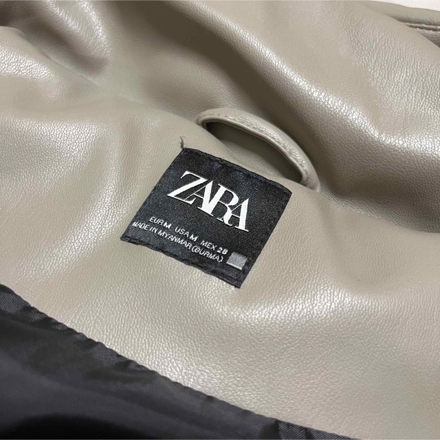 ZARA(ザラ)のダウンベスト/グレージュカラー レディースのジャケット/アウター(ダウンベスト)の商品写真