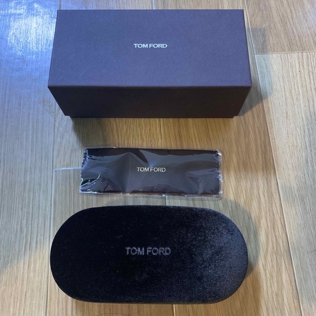 TOM FORD(トムフォード)のトムフォード　箱ありメガネケース（メガネ拭き付き） メンズのファッション小物(サングラス/メガネ)の商品写真