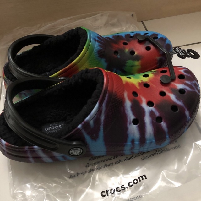 crocs(クロックス)のclassic lined the dye clog タイダイ ファークロックス メンズの靴/シューズ(サンダル)の商品写真