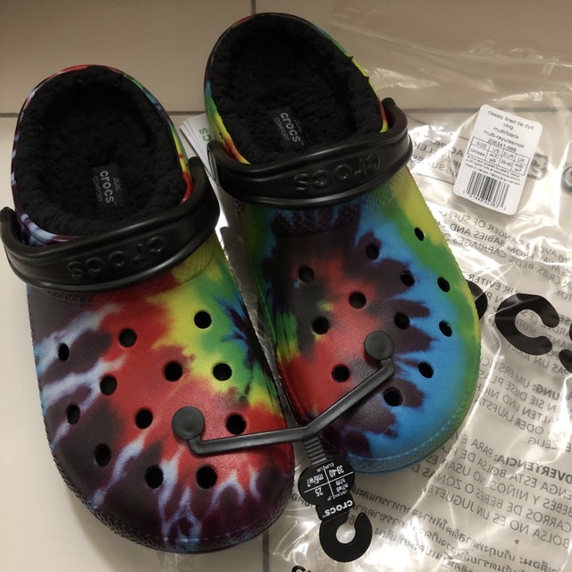 crocs(クロックス)のclassic lined the dye clog タイダイ ファークロックス メンズの靴/シューズ(サンダル)の商品写真