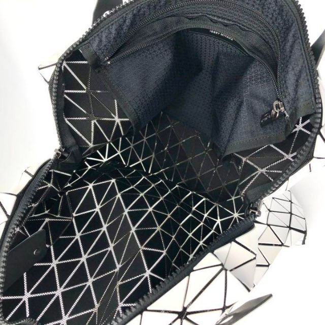 直売特注品 issey miyake イッセイミヤケ BAOBAO 6×6 レッド エナメル