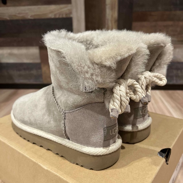 UGG(アグ)のUGG ムートン　レディース　ブーツ 22センチ、USA 5、 EU 36 美品 レディースの靴/シューズ(ブーツ)の商品写真