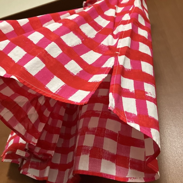 Marni(マルニ)のマルニ×ユニクロUNIQLO ノースリーブカットソー　ピンク×レッド赤XLサイズ レディースのトップス(シャツ/ブラウス(半袖/袖なし))の商品写真