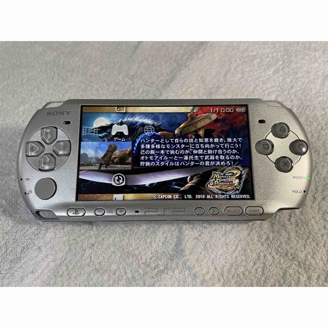 PlayStation Portable(プレイステーションポータブル)の☆良品☆　PSP-3000  ミスティックシルバー エンタメ/ホビーのゲームソフト/ゲーム機本体(携帯用ゲーム機本体)の商品写真