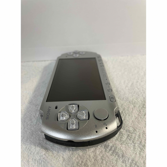 PlayStation Portable(プレイステーションポータブル)の☆良品☆　PSP-3000  ミスティックシルバー エンタメ/ホビーのゲームソフト/ゲーム機本体(携帯用ゲーム機本体)の商品写真