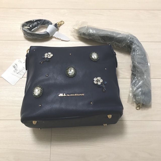 JILL by JILLSTUART(ジルバイジルスチュアート)の⭐️新品タグ付⭐️ジルスチュアート　ショルダーバッグ　花柄ビジュー＆ファー付 レディースのバッグ(トートバッグ)の商品写真