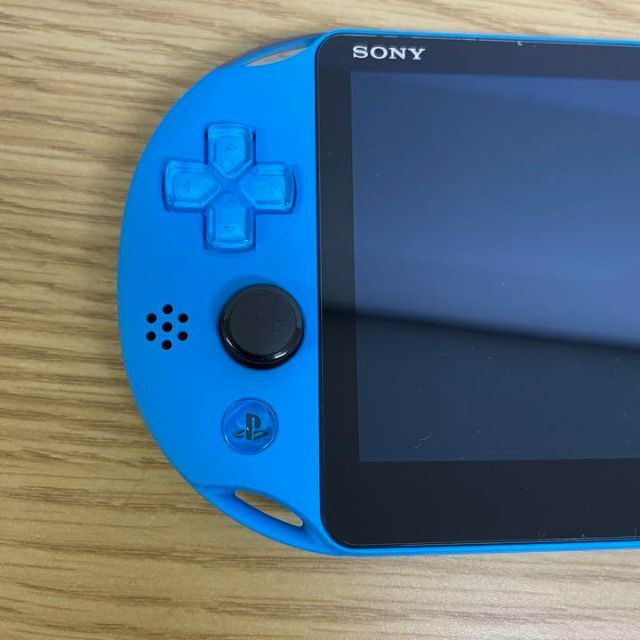 PlayStation Vita(プレイステーションヴィータ)のPlayStation®Vita（PCH-2000シリーズ） Wi-Fiモデル  エンタメ/ホビーのゲームソフト/ゲーム機本体(家庭用ゲーム機本体)の商品写真