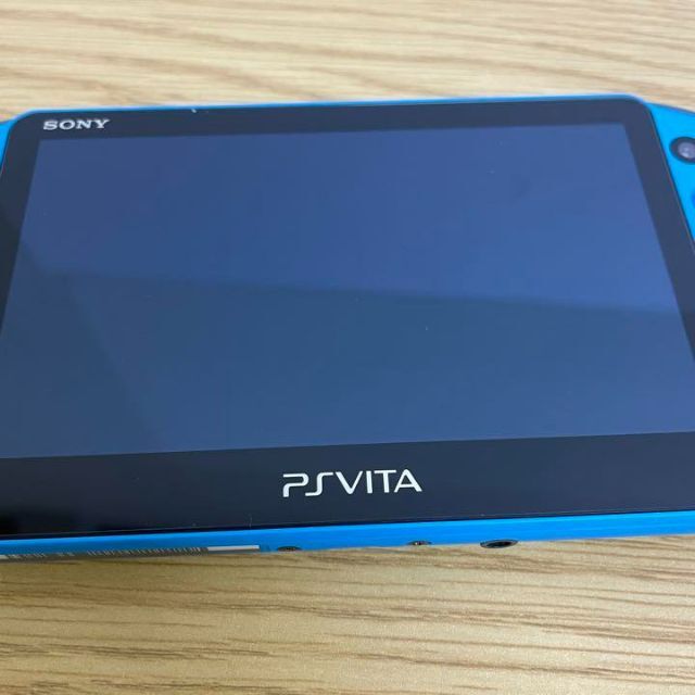 PlayStation Vita(プレイステーションヴィータ)のPlayStation®Vita（PCH-2000シリーズ） Wi-Fiモデル  エンタメ/ホビーのゲームソフト/ゲーム機本体(家庭用ゲーム機本体)の商品写真