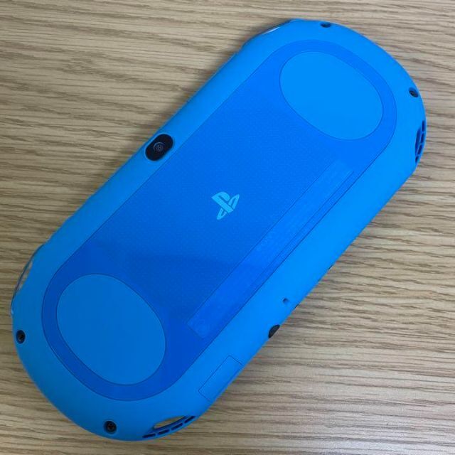 PlayStation Vita(プレイステーションヴィータ)のPlayStation®Vita（PCH-2000シリーズ） Wi-Fiモデル  エンタメ/ホビーのゲームソフト/ゲーム機本体(家庭用ゲーム機本体)の商品写真