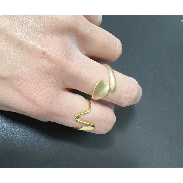 個性的リング  2つセット　指輪　ゴールド　 レディースのアクセサリー(リング(指輪))の商品写真