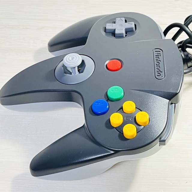 NINTENDO 64(ニンテンドウ64)の64 コントローラー　ブラック&グレー　良品　ニンテンドー　任天堂 エンタメ/ホビーのゲームソフト/ゲーム機本体(家庭用ゲーム機本体)の商品写真