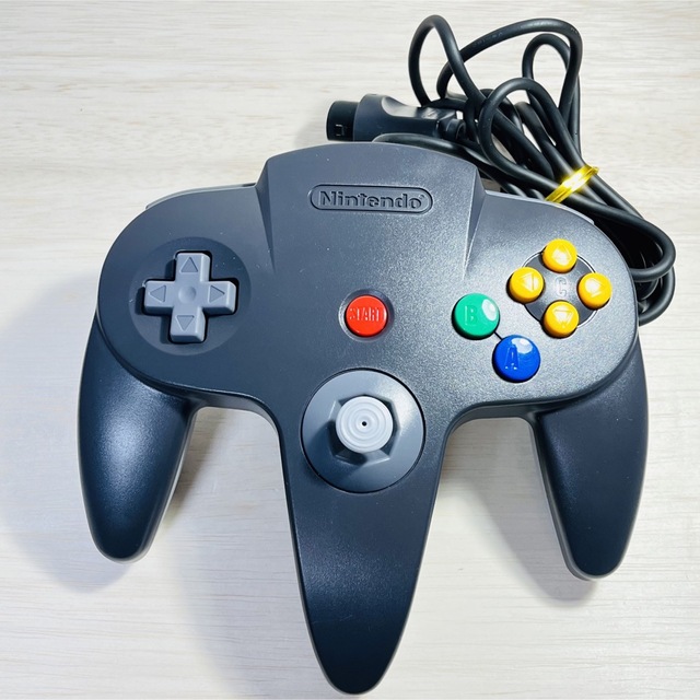 NINTENDO 64(ニンテンドウ64)の64 コントローラー　ブラック&グレー　良品　ニンテンドー　任天堂 エンタメ/ホビーのゲームソフト/ゲーム機本体(家庭用ゲーム機本体)の商品写真