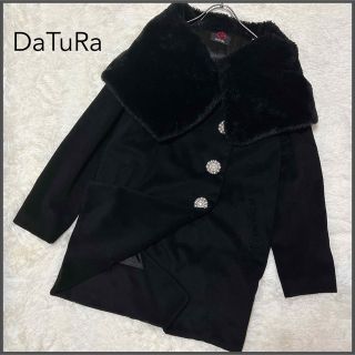 ダチュラ(DaTuRa)のDaTuRaダチュラ さくりなコラボ パールボタンコクーンコート ファー 黒(ロングコート)