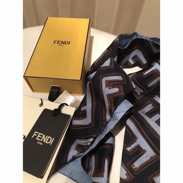 FENDI(フェンディ)のお値下げ 新品 貴重Fendi フェンディ ラッピー スカーフ FF ロゴ 水色 レディースのファッション小物(バンダナ/スカーフ)の商品写真