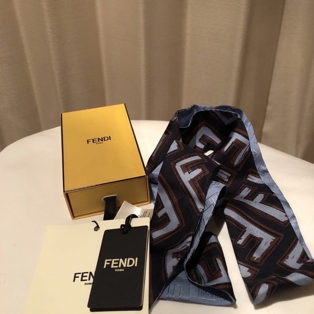 お値下げ 新品 貴重Fendi フェンディ ラッピー スカーフ FF ロゴ 水色