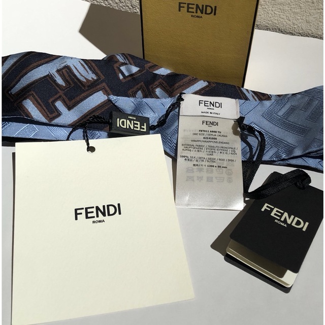 FENDI(フェンディ)のお値下げ 新品 貴重Fendi フェンディ ラッピー スカーフ FF ロゴ 水色 レディースのファッション小物(バンダナ/スカーフ)の商品写真