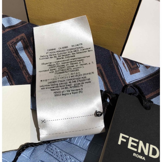 FENDI(フェンディ)のお値下げ 新品 貴重Fendi フェンディ ラッピー スカーフ FF ロゴ 水色 レディースのファッション小物(バンダナ/スカーフ)の商品写真