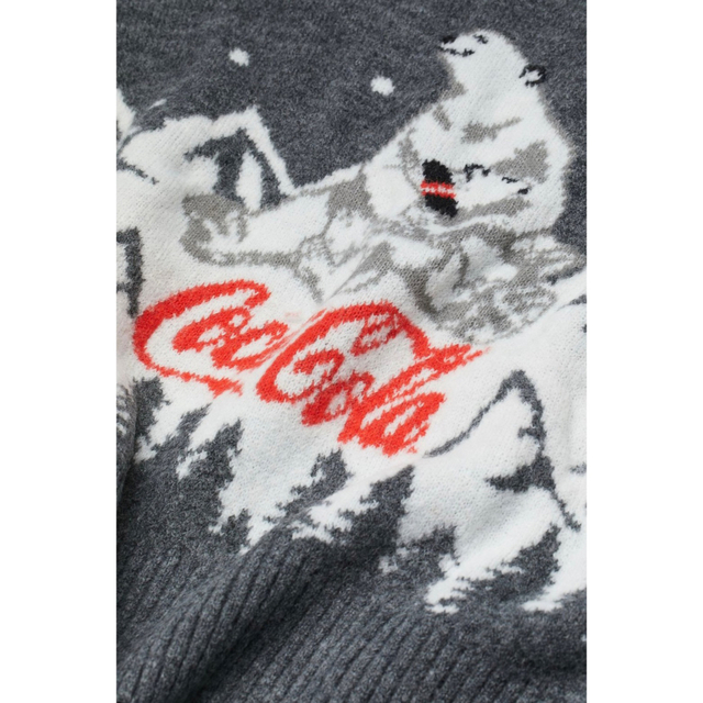 H&M(エイチアンドエム)のH&M コカコーラ コラボ NIZIU ニジュー着用 総柄 ニット セーター レディースのトップス(ニット/セーター)の商品写真