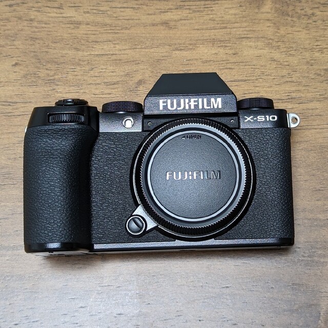 富士フイルム(フジフイルム)のFUJIFILM X-S10 ボディ　ミラーレスカメラ スマホ/家電/カメラのカメラ(ミラーレス一眼)の商品写真