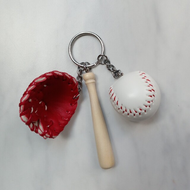 MIZUNO(ミズノ)の野球　キーホルダー 2個セット　バッド ウェア グローブ アクセサリースパイク スポーツ/アウトドアの野球(グローブ)の商品写真