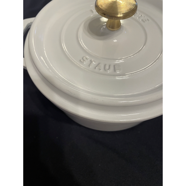 STAUB(ストウブ)の希少ピュアホワイト！ゴールドつまみ！ストウブ 18cmピコココット ラウンド インテリア/住まい/日用品のキッチン/食器(鍋/フライパン)の商品写真