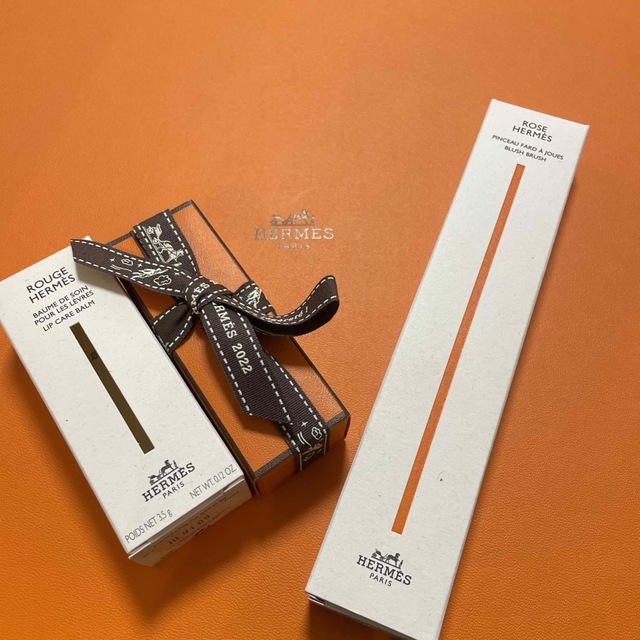 Hermes(エルメス)の専用です☆エルメス　チークブラシ　リップバーム コスメ/美容のメイク道具/ケアグッズ(チーク/フェイスブラシ)の商品写真