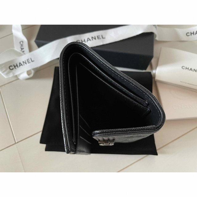 CHANEL(シャネル)の美品✨CHANEL シャネル　二つ折り　ウォレット　お財布 レディースのファッション小物(財布)の商品写真