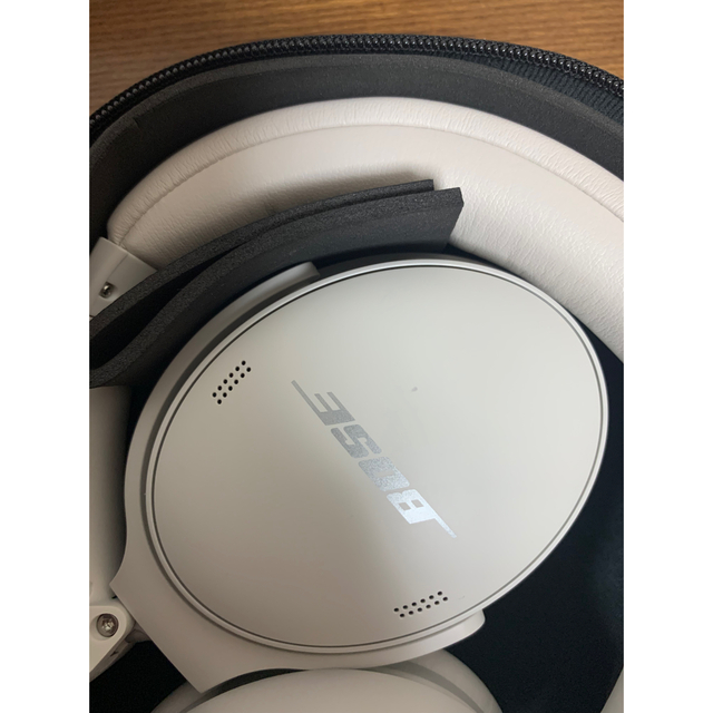 BOSE(ボーズ)のBose ヘッドフォン ヘッドホン ホワイト ほぼ新品　〜1月15日 スマホ/家電/カメラのオーディオ機器(ヘッドフォン/イヤフォン)の商品写真