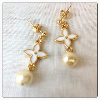 白花とCパールキスカのピアス(ピアス)