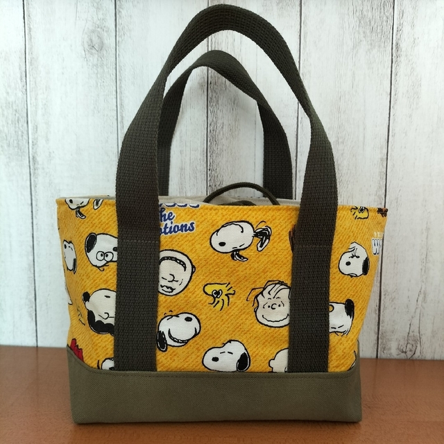 SNOOPY(スヌーピー)のPEANUT　SNOOPY　黄色　巾着付きミニトートバッグ　お弁当袋 ハンドメイドのファッション小物(その他)の商品写真