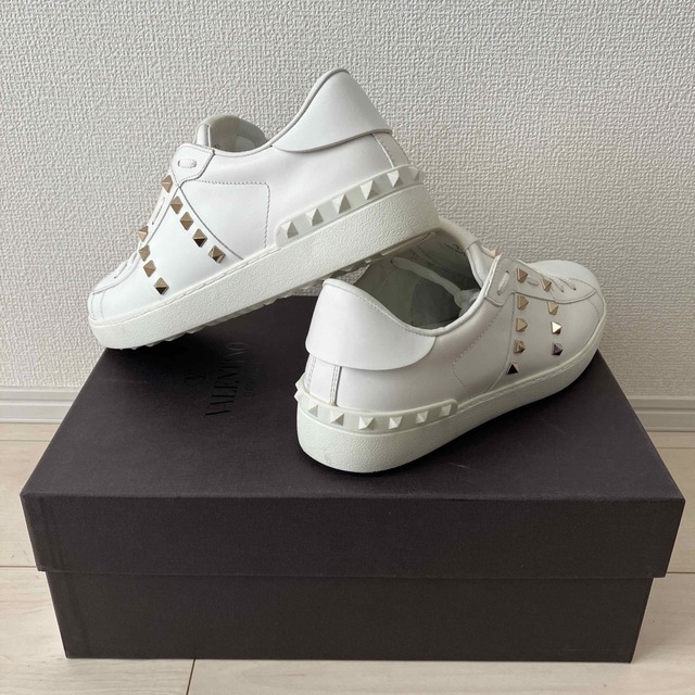 valentino garavani(ヴァレンティノガラヴァーニ)のヴァレンティノ　スタッズ　ホワイト　スニーカー　美品　メンズ　レディース メンズの靴/シューズ(スニーカー)の商品写真